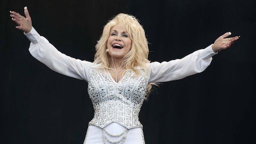 Manager Dolly Parton stelt fans gerust na zorgen om gezondheid: 'Uit verband gerukt'