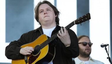 Lewis Capaldi is ooit van datingapp verwijderd: 'Swipe altijd'