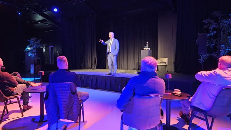 Bezoekers luisteren geboeid naar lezing Eric van der Burg in Ter Apel