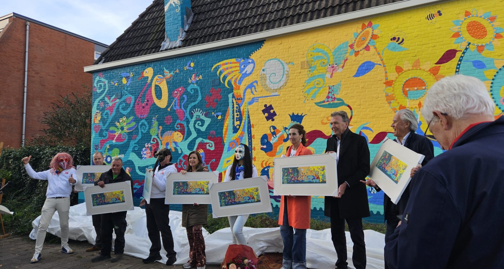 De kunstenaars en andere betrokkenen tijdens de onthulling.