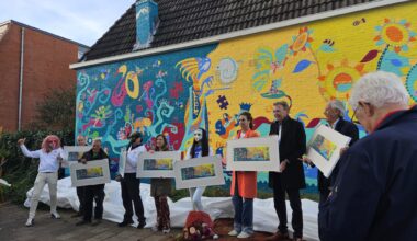 De kunstenaars en andere betrokkenen tijdens de onthulling.