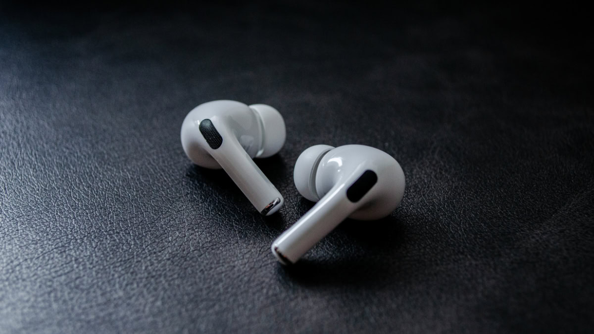 Setje AirPods op vlakke ondergrond