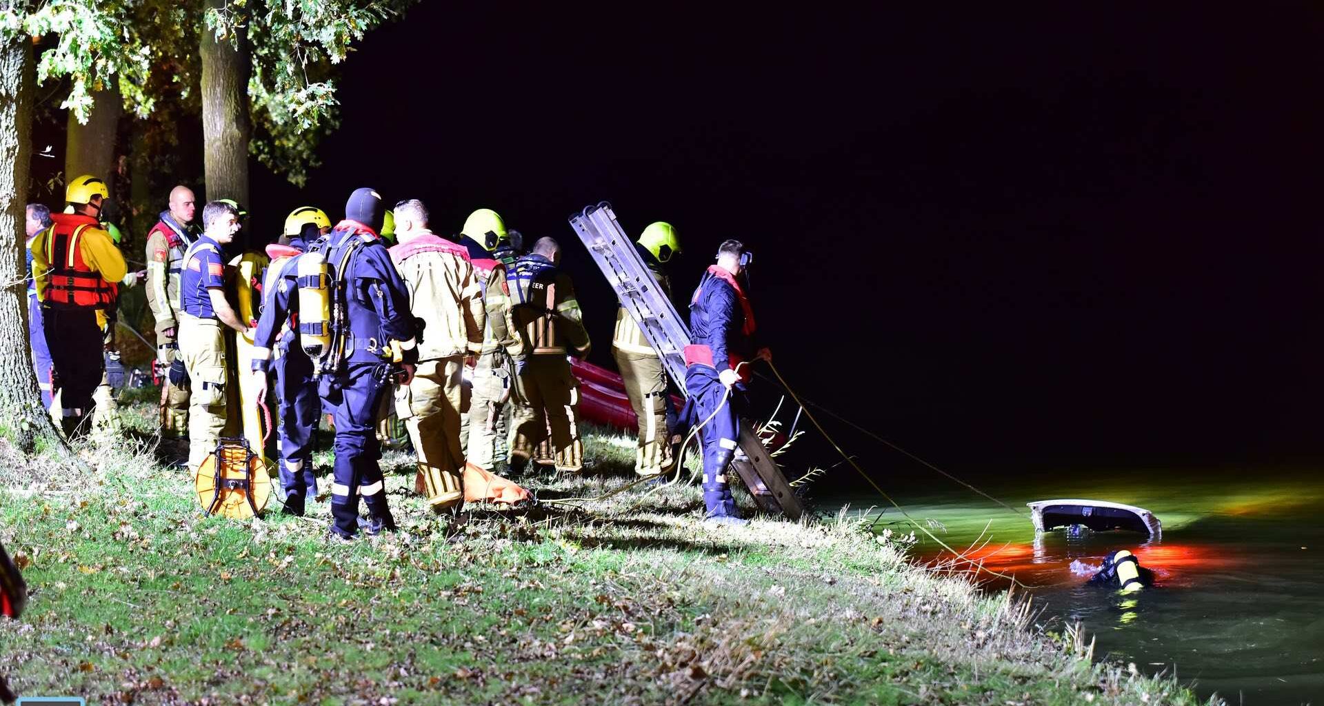Auto belandt in kanaal Wessem-Nederweert bij Kelpen-Oler