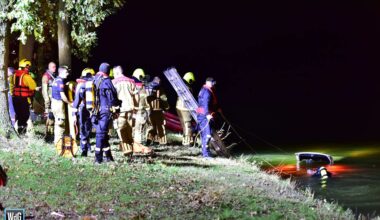 Auto belandt in kanaal Wessem-Nederweert bij Kelpen-Oler