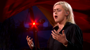 Thumbnail voor Bente Fokkens zingt opera in 'Beste Zangers': 'Ik zit hier met klamme handjes'