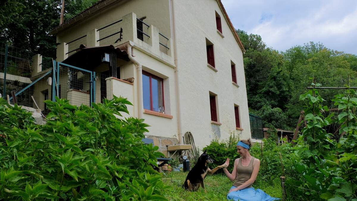 Jana Wuyts verhuist door zwerfhond Boef naar de natuur: “Hij heeft ons leven veranderd”