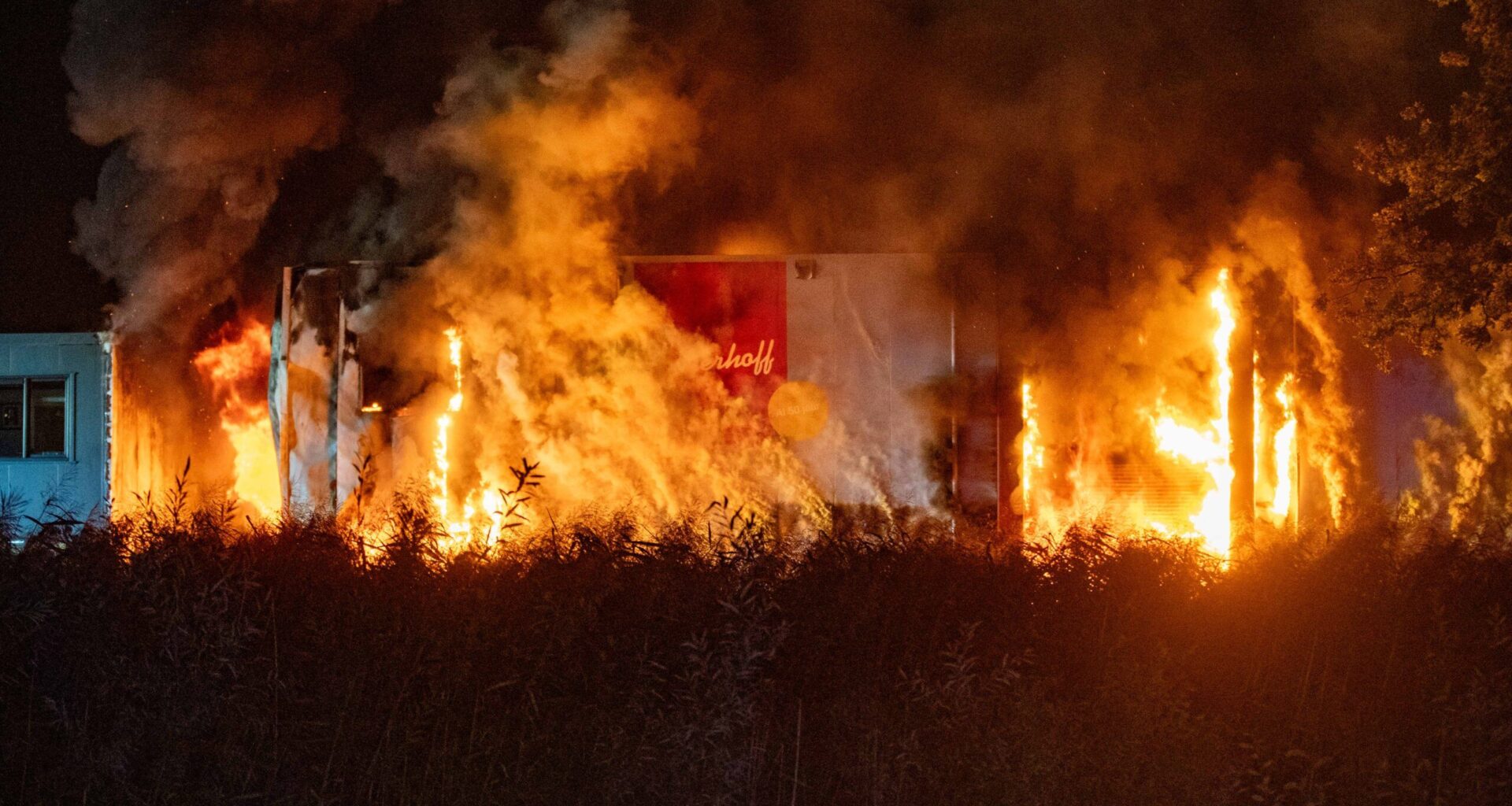 Zeer grote brand aan Raalterweg in Wesepe