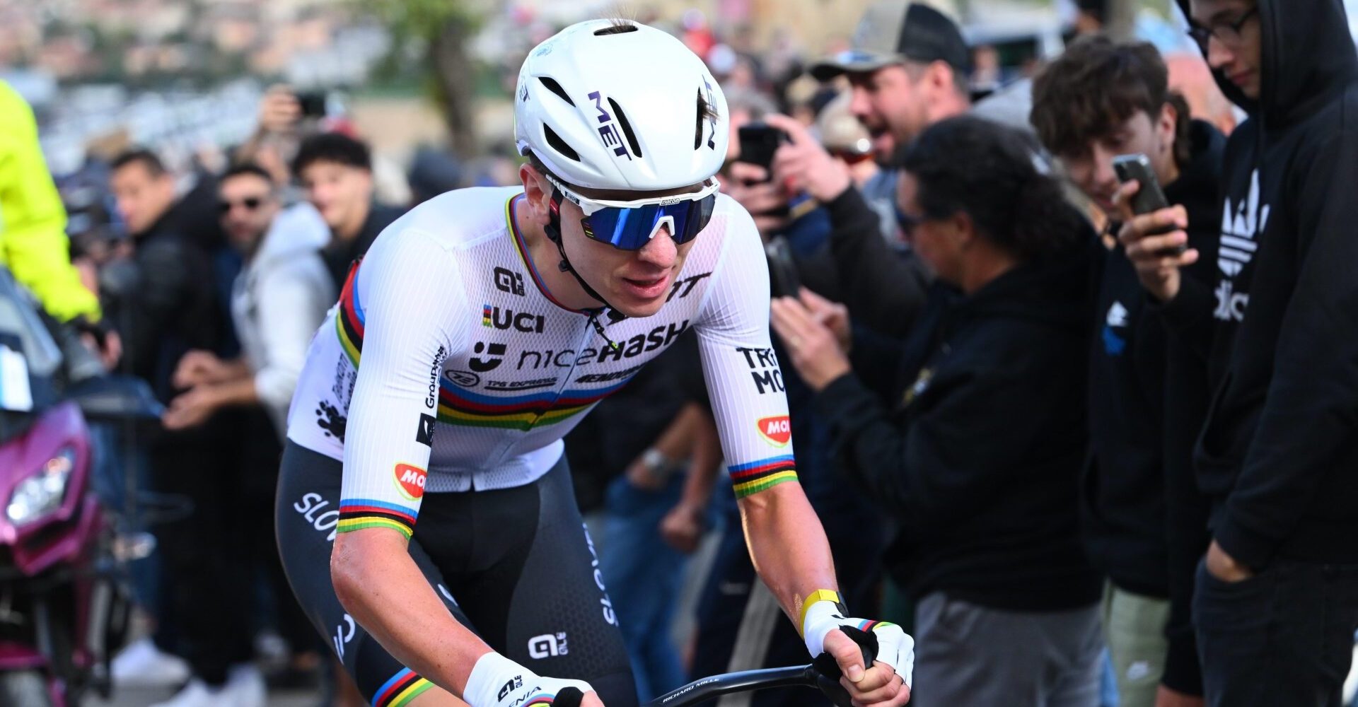 Tadej Pogacar domineert Tre Valli Varesine ondanks vermoeidheid