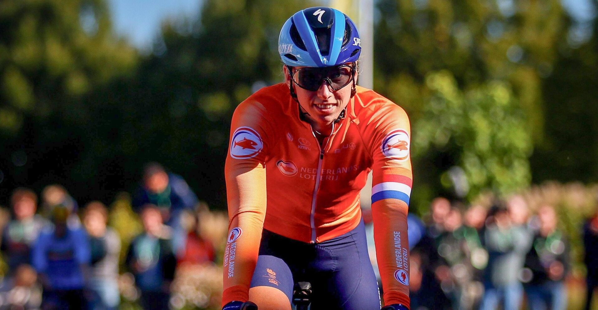 Lorena Wiebes wint wereldtitel gravel dankzij Kopecky