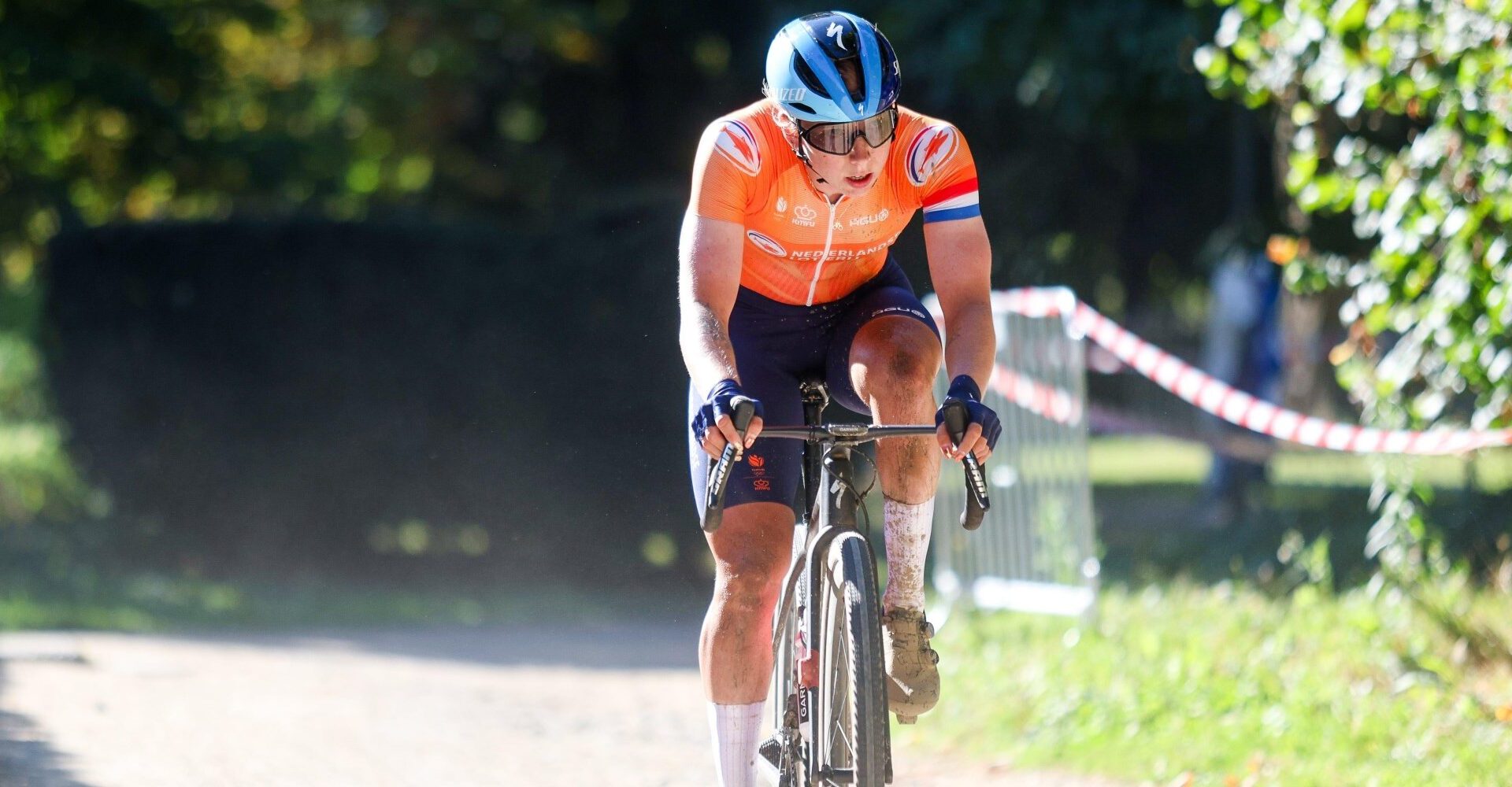Lorena Wiebes klopt Marianne Vos na zinderend slot op WK Gravel