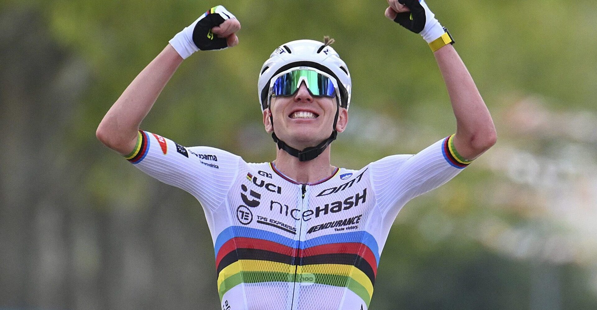 Tadej Pogacar domineert Tre Valli Varesine solo winst