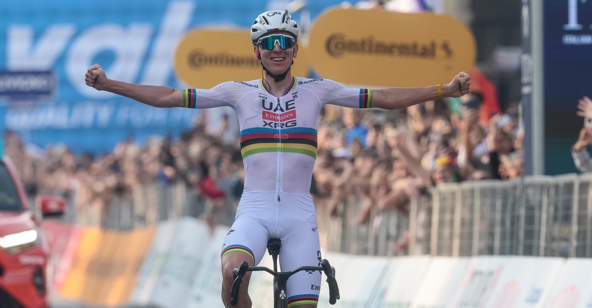 Tadej Pogacar wint Ronde van Lombardije solo