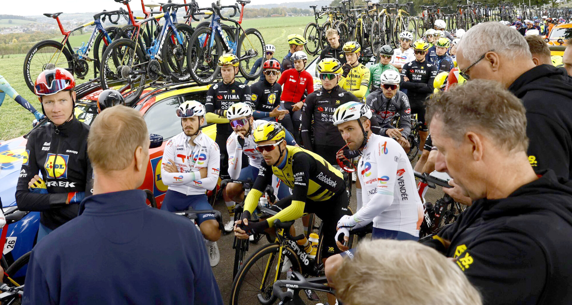 Politie Essentieel voor Veiligheid in Wielrennen