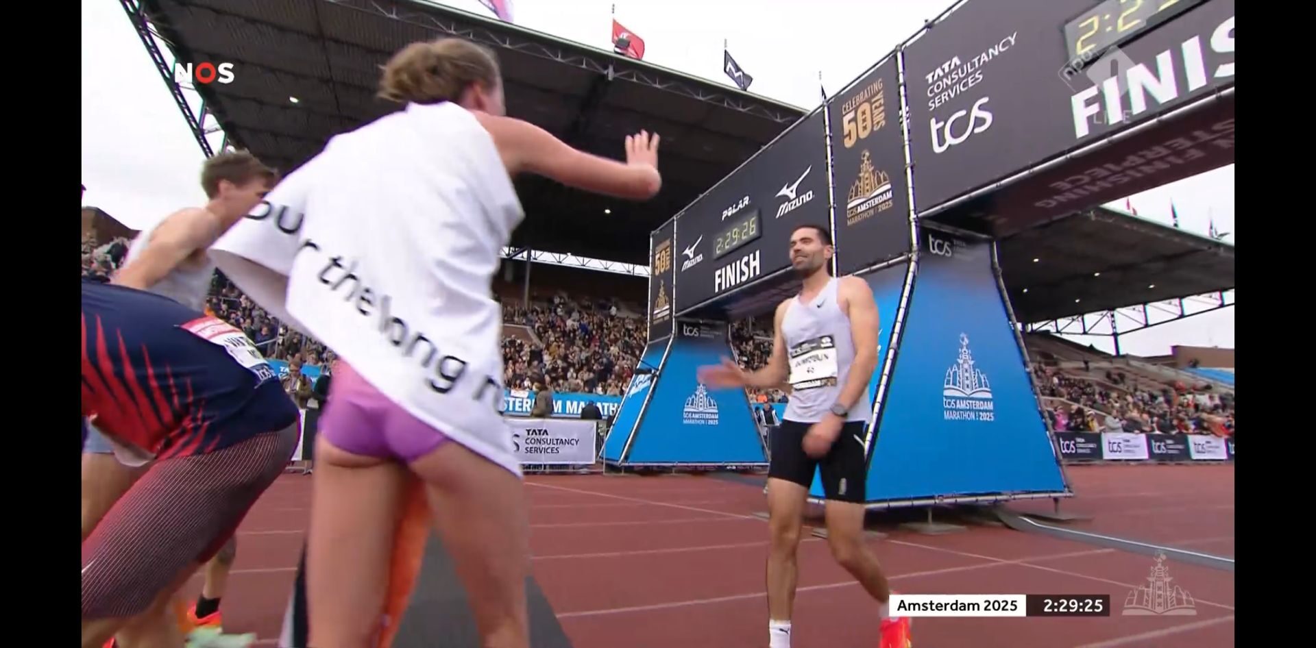 Tom Dumoulin voltooit zijn eerste marathon in Amsterdam onder 2:30