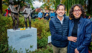 Natasha en Stephen, de kinderen van Riem de Wolff, bij het beeld van The Blue Diamonds in Driebergen.