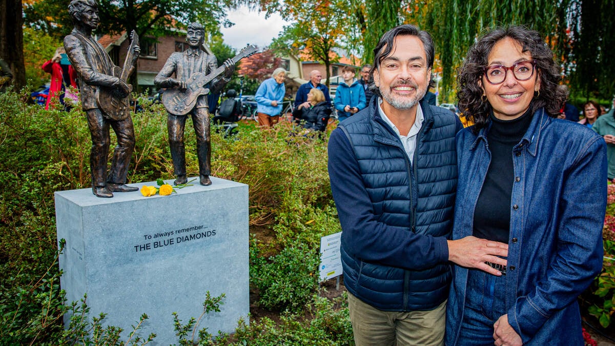 Natasha en Stephen, de kinderen van Riem de Wolff, bij het beeld van The Blue Diamonds in Driebergen.