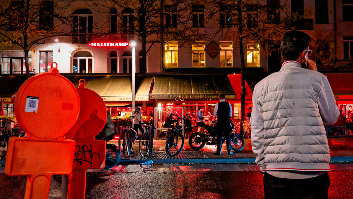 STRAATFOTOGRAAF. “Alles lijkt zorgeloos op de De Keyserlei. Tot het tijd is om naar huis te gaan”