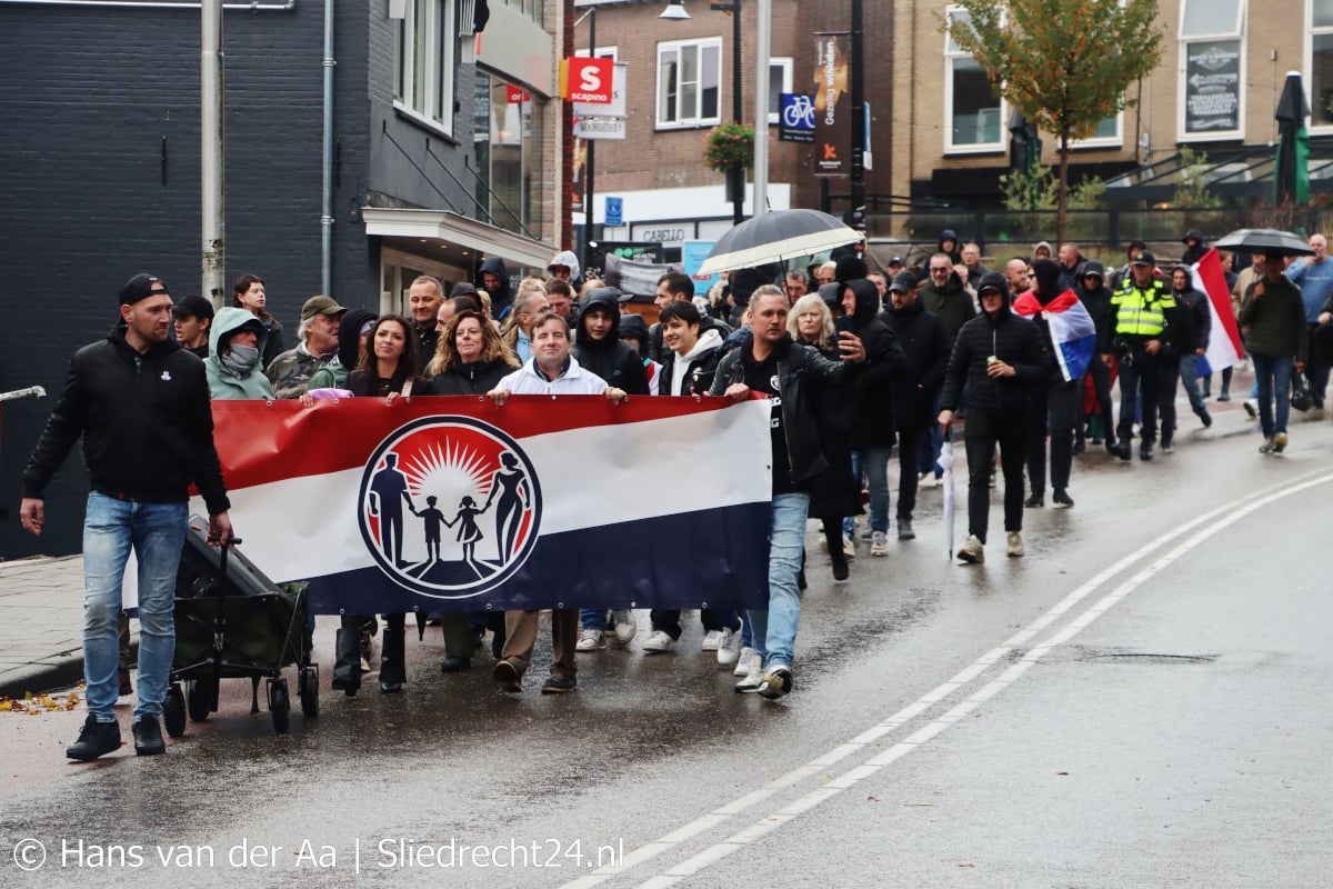 Ondanks afblazen tóch demonstratie tegen AZC; vreedzaam verloop