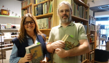 Hilde (59) en Tommy (56) slaan nieuwe richting in met hun boekhandel: “Verzamelaars kijken hier hun ogen uit” 