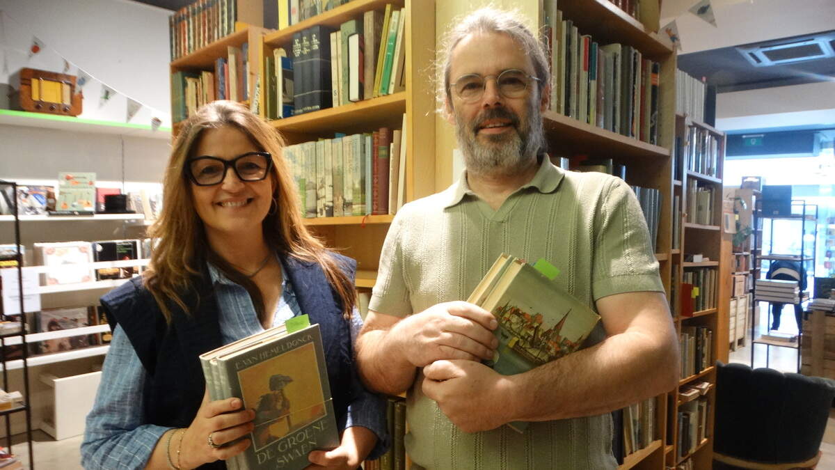 Hilde (59) en Tommy (56) slaan nieuwe richting in met hun boekhandel: “Verzamelaars kijken hier hun ogen uit” 