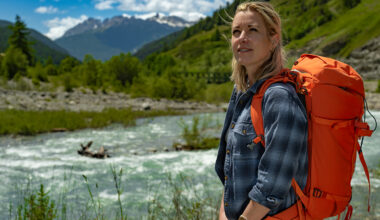 Carrie ten Napel met oranje rugzak in Een jaar door de Alpen.