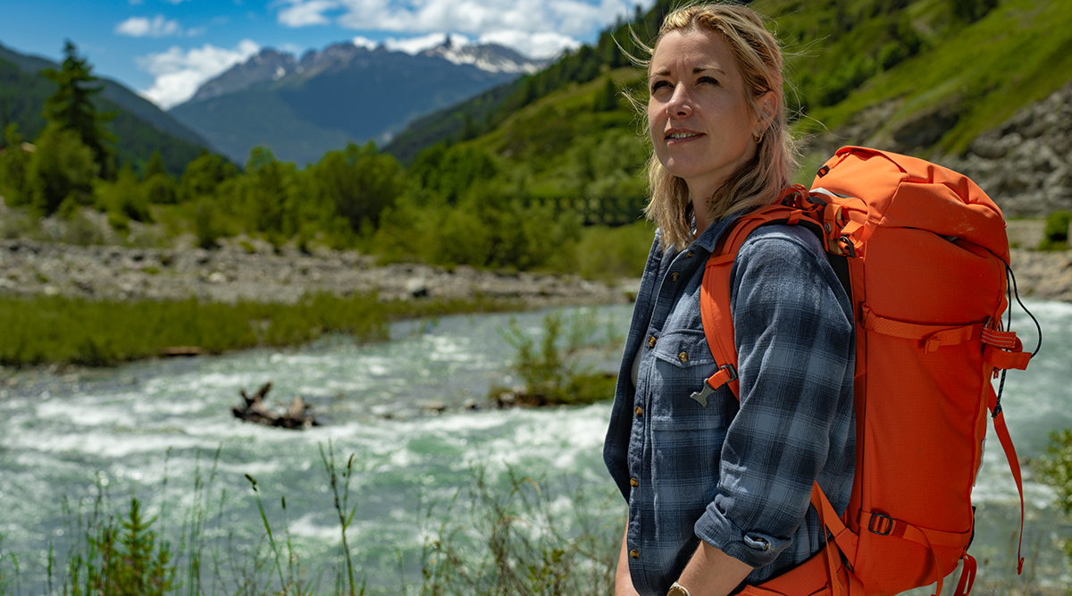 Carrie ten Napel met oranje rugzak in Een jaar door de Alpen.
