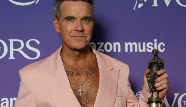 Waarom Robbie Williams zijn nieuwe plaat vier maanden later uitbrengt: “Tegen Taylor Swift verlies ik gegarandeerd de eerste plaats”