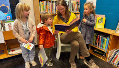 Huiskabouter Janus verklapt geheim tijdens boekvoorstelling in bibliotheek