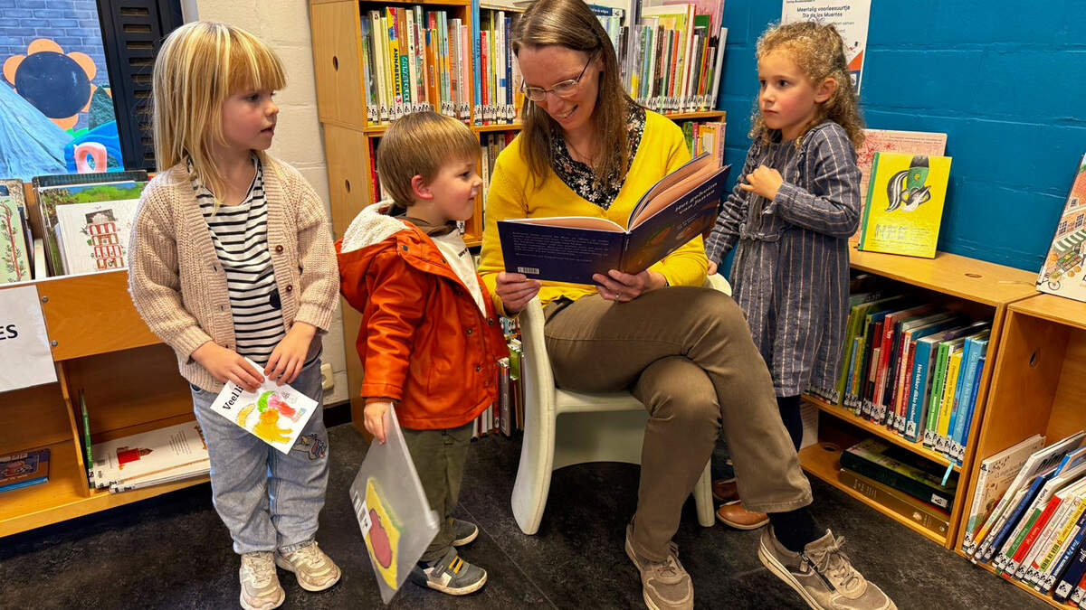 Huiskabouter Janus verklapt geheim tijdens boekvoorstelling in bibliotheek
