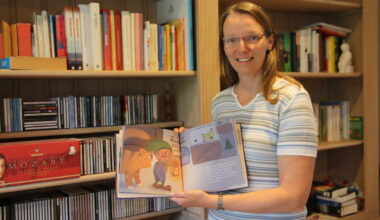 Leesbeest Sara (47) vond geen geschikt boek voor voorleesuurtje en begon dan maar zelf te schrijven: “Ik stortte mij in een naïef avontuur”