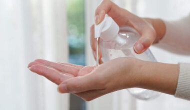 EU-functionarissen maken zich zorgen over desinfecterende handgels, die volgens hen kankerverwekkend kunnen zijn.