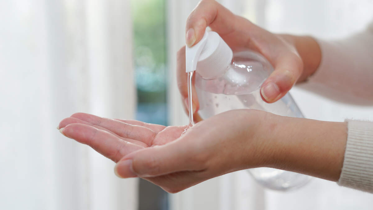 EU-functionarissen maken zich zorgen over desinfecterende handgels, die volgens hen kankerverwekkend kunnen zijn.