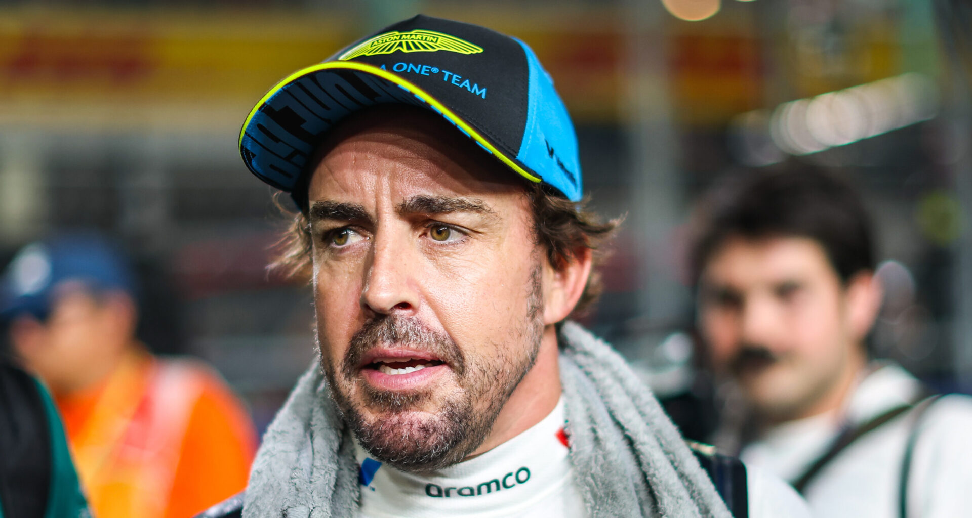 Alonso scheldt Hamilton de huid vol: 'Dat is toch niet veilig?'