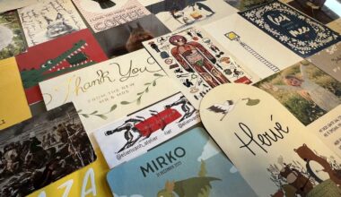 Van postkaarten tot doodsprentjes: bibliotheek toont wat we laten zitten tussen onze boeken. “De meest bizarre vondst hebben we niet bewaard”