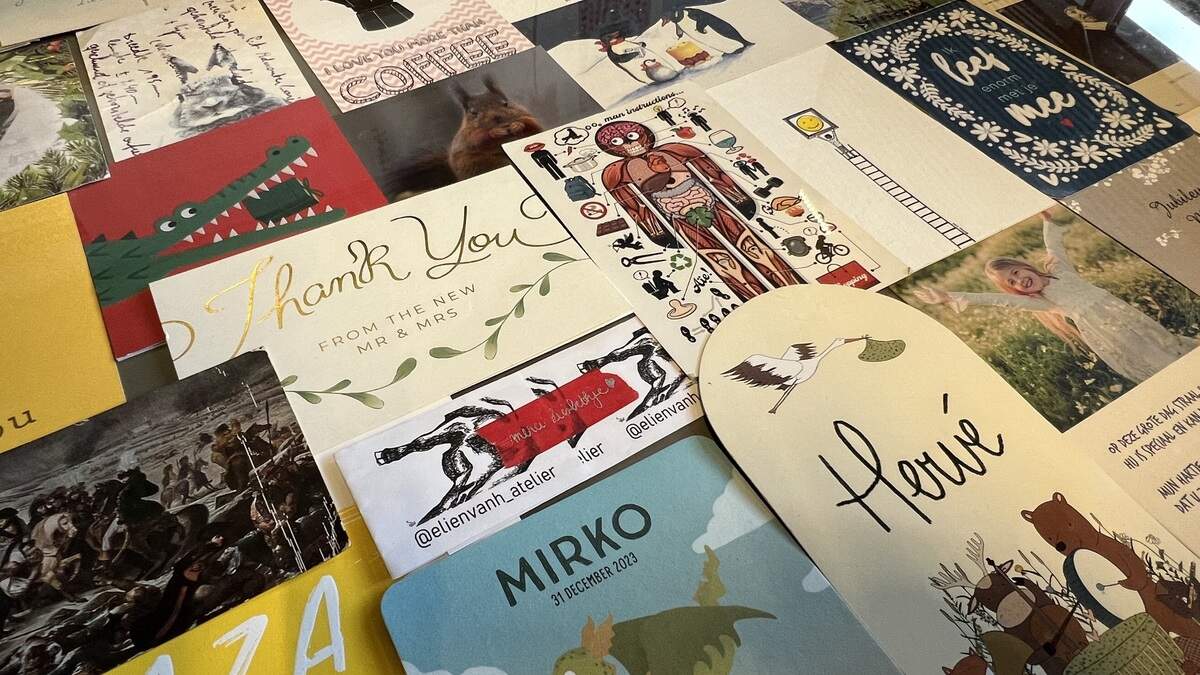 Van postkaarten tot doodsprentjes: bibliotheek toont wat we laten zitten tussen onze boeken. “De meest bizarre vondst hebben we niet bewaard”