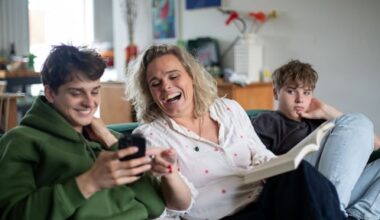 Waarom je als moeder van tieners maar het beste een bankstel kunt zijn