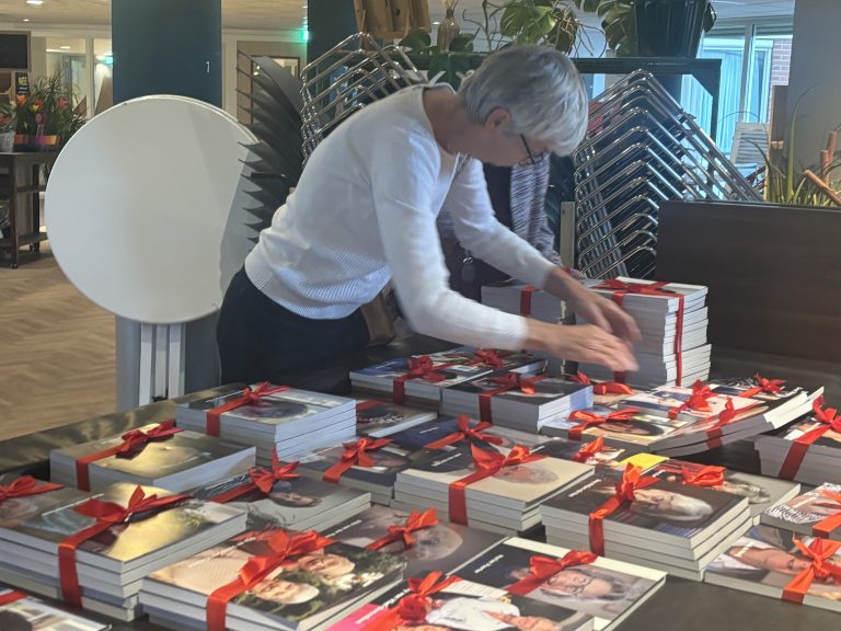 [AUDIO] Boek ‘De wijzen van Groot Hoogwaak 2025’ bundelt vijftig levensverhalen