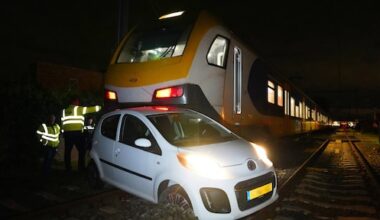Trein ramt auto op spoor in Boxtel, geen gewonden