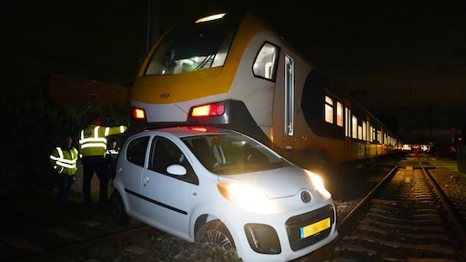 Trein ramt auto op spoor in Boxtel, geen gewonden