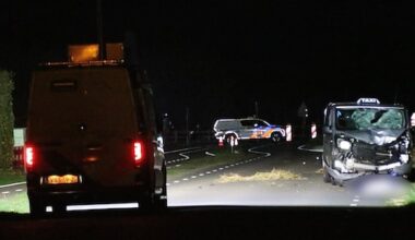 Fietser op Texel overleden na aanrijding met taxibus - RTL.nl