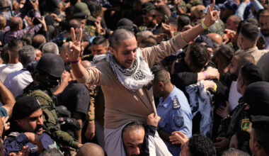 Tientallen Palestijnse gevangenen vrijgelaten in Ramallah, Trump zet koers naar Egypte - De Standaard