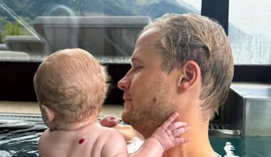 Kalvijn deelt zoete foto's van eerste gezinsvakantie: 'Alsof het vlekkeloos verliep'