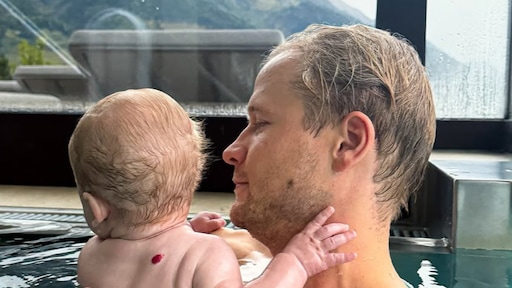 Kalvijn deelt zoete foto's van eerste gezinsvakantie: 'Alsof het vlekkeloos verliep'