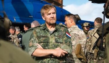 Koning Willem-Alexander hult zich in legerpak tijdens spannende marine-oefening