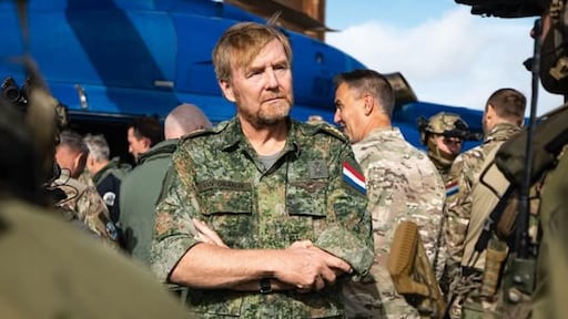 Koning Willem-Alexander hult zich in legerpak tijdens spannende marine-oefening