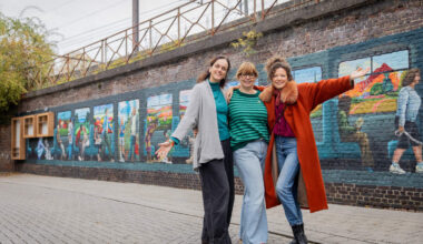 Bewoners geven Arsenaalwijk kleur met 20 meter lange muurschildering: “We plukten buren van straat om te poseren”