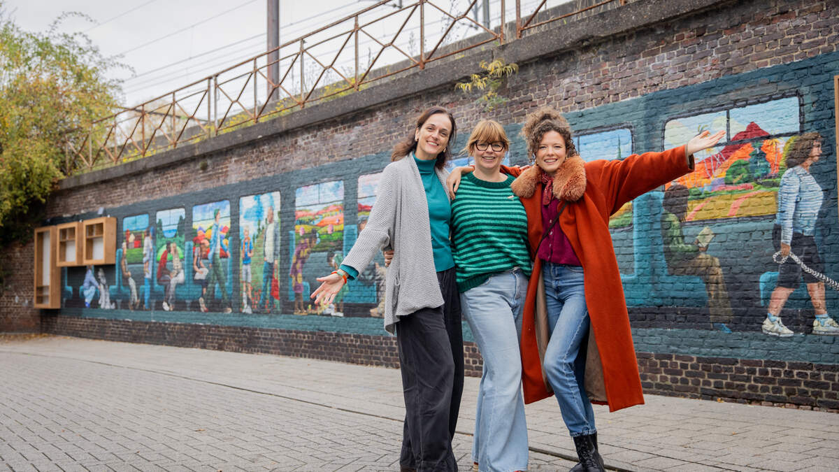 Bewoners geven Arsenaalwijk kleur met 20 meter lange muurschildering: “We plukten buren van straat om te poseren”