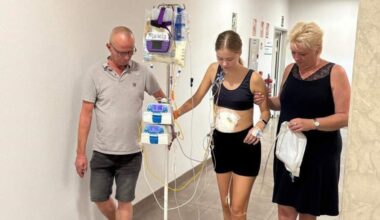 Malissa met vader Marinus en moeder Lenie in de gang van de Spaanse kliniek.