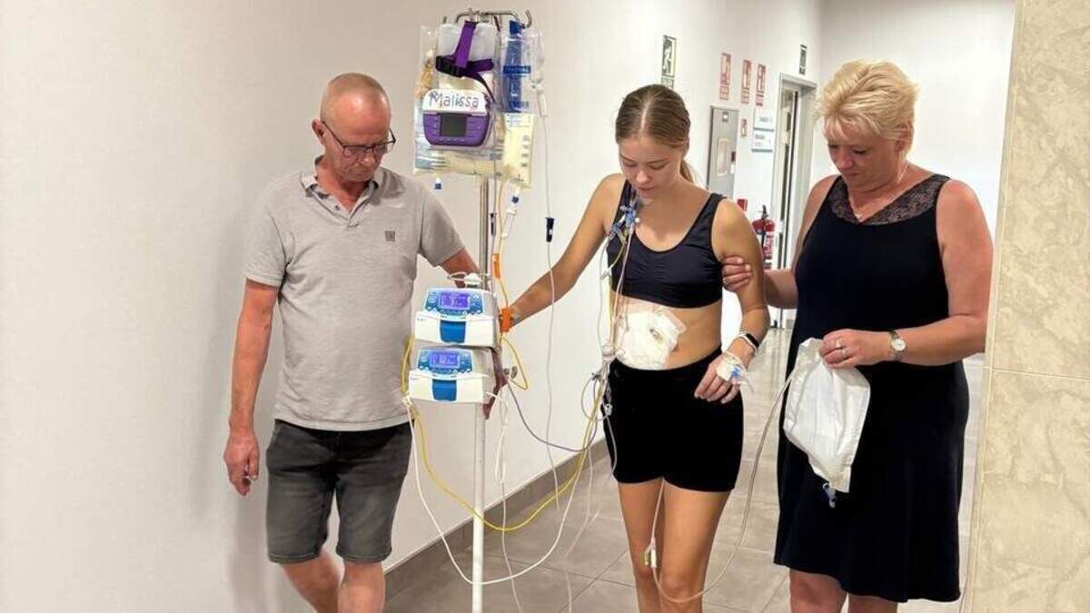 Malissa met vader Marinus en moeder Lenie in de gang van de Spaanse kliniek.
