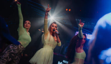 Een afscheid en een verrassing op Nostalgie 90's Party: allerlaatste optreden van Leopold 3, Jessie & The MacKenzie voor het eerst na bijna dertig jaar weer samen op podium